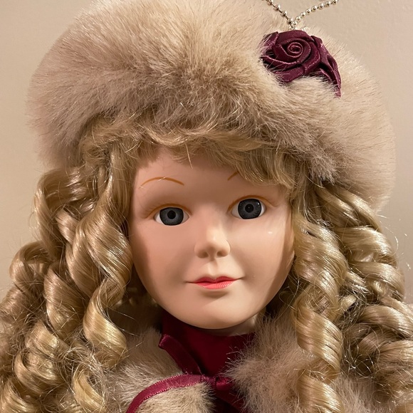 Beautiful moving Victorian doll - Picture 3 of 7